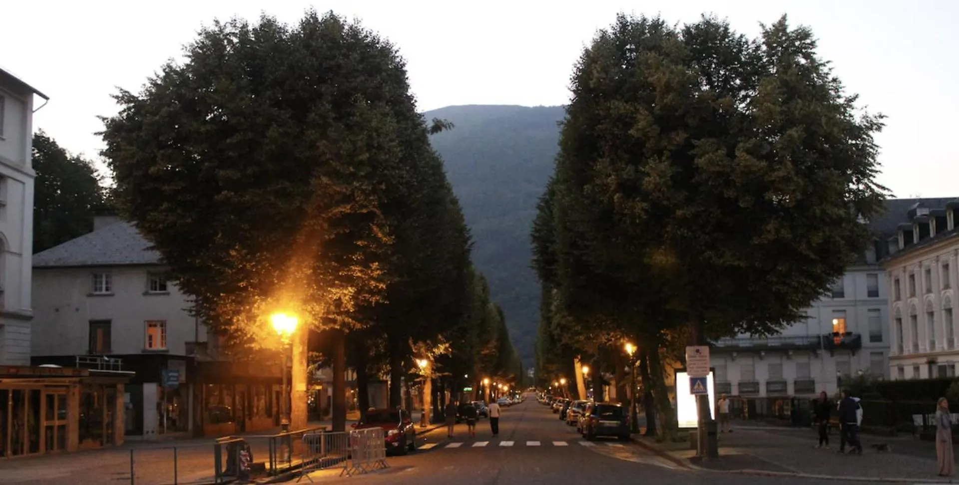 Funky, Affordable Mountain Apartment Bagnères-de-Luchon 0*,  Fransa